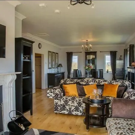 - 5 Bed - Sleeps 10 - Parking Willa