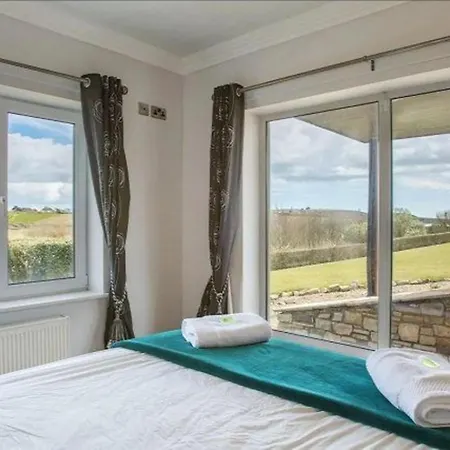 Villa Waterford - 5 Bed - Sleeps 10 - Parking