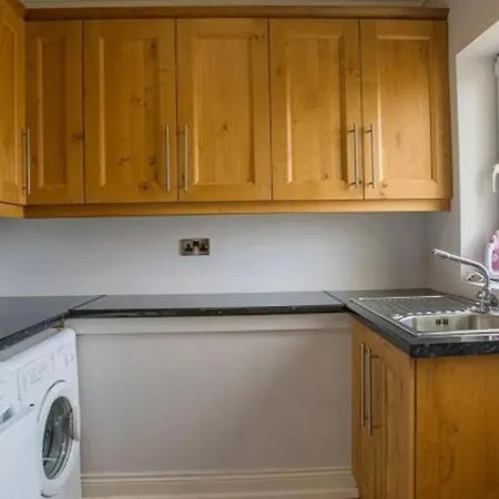 Villa Waterford - 5 Bed - Sleeps 10 - Parking *