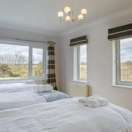 Waterford - 5 Bed - Sleeps 10 - Parking Sluggera