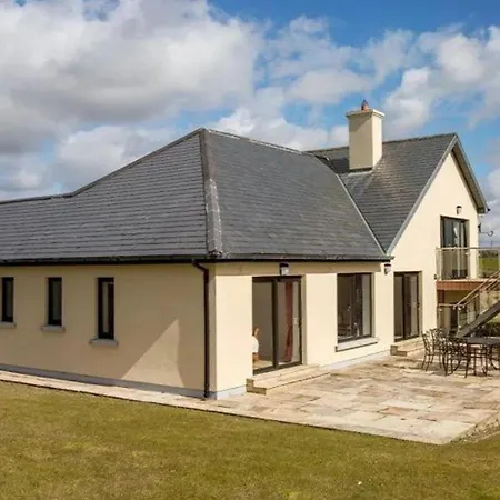 - 5 Bed - Sleeps 10 - Parking *