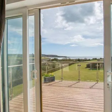 - 5 Bed - Sleeps 10 - Parking *