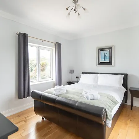 Villa Waterford - 5 Bed - Sleeps 10 - Parking