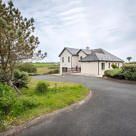 Villa Waterford - 5 Bed - Sleeps 10 - Parking *