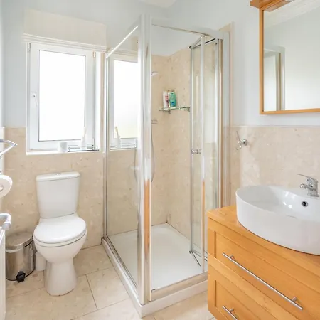 Waterford - 5 Bed - Sleeps 10 - Parking