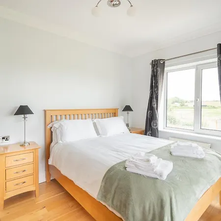 Villa Waterford - 5 Bed - Sleeps 10 - Parking