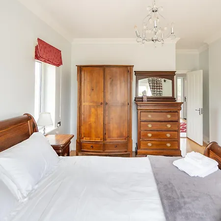 Villa Waterford - 5 Bed - Sleeps 10 - Parking *