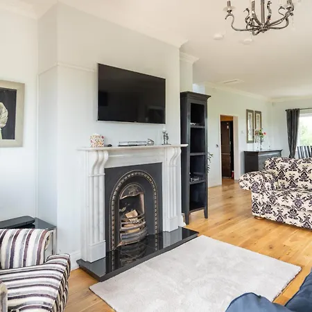 Villa Waterford - 5 Bed - Sleeps 10 - Parking *