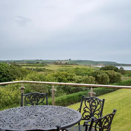 Waterford - 5 Bed - Sleeps 10 - Parking