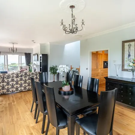 Waterford - 5 Bed - Sleeps 10 - Parking Villa