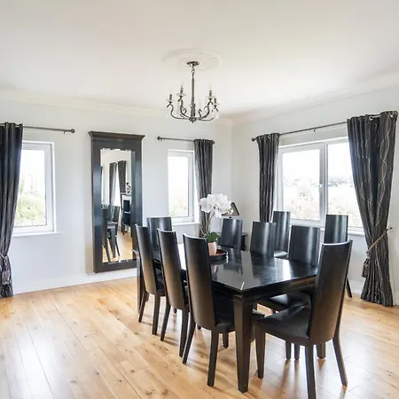 Villa Waterford - 5 Bed - Sleeps 10 - Parking