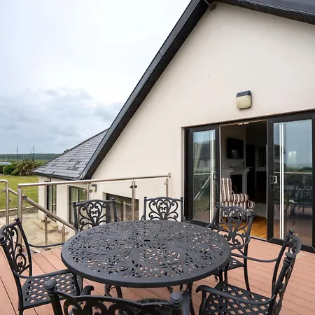 Waterford - 5 Bed - Sleeps 10 - Parking Villa *
