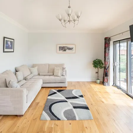 Villa Waterford - 5 Bed - Sleeps 10 - Parking *
