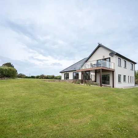 Villa Waterford - 5 Bed - Sleeps 10 - Parking *