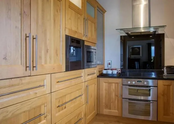 - 5 Bed - Sleeps 10 - Parking Villa