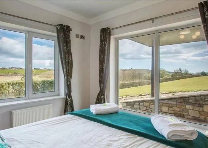 Villa - 5 Bed - Sleeps 10 - Parking