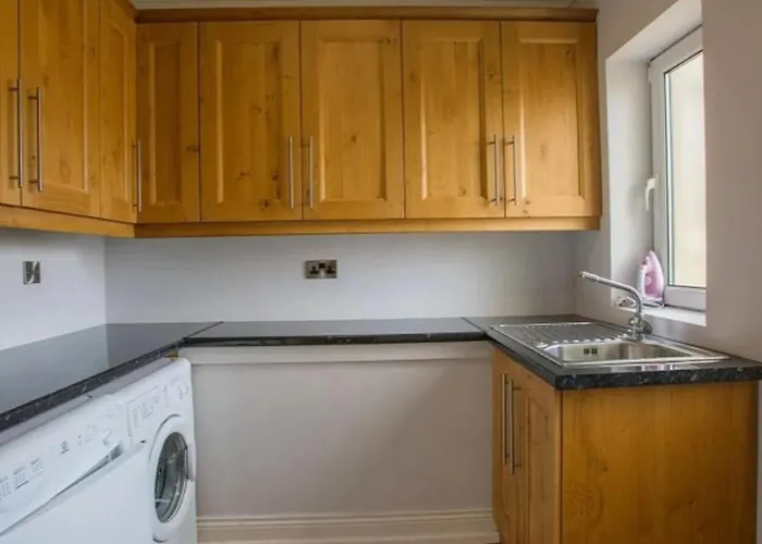 Villa - 5 Bed - Sleeps 10 - Parking *