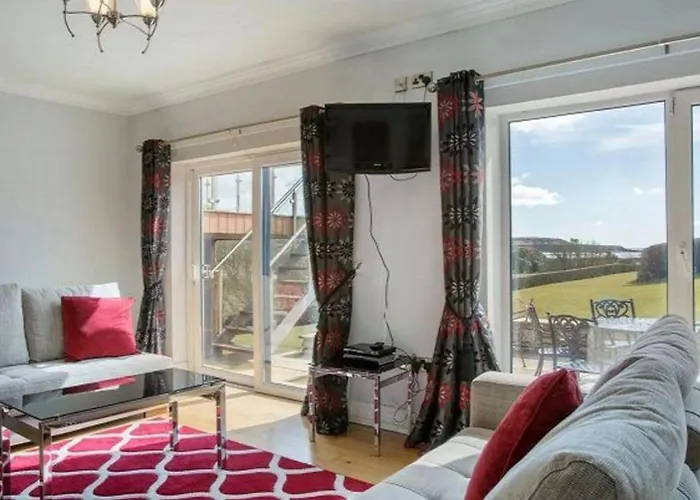 - 5 Bed - Sleeps 10 - Parking Villa Waterford