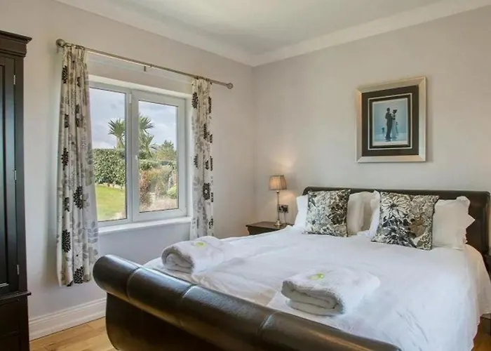 Villa - 5 Bed - Sleeps 10 - Parking Waterford