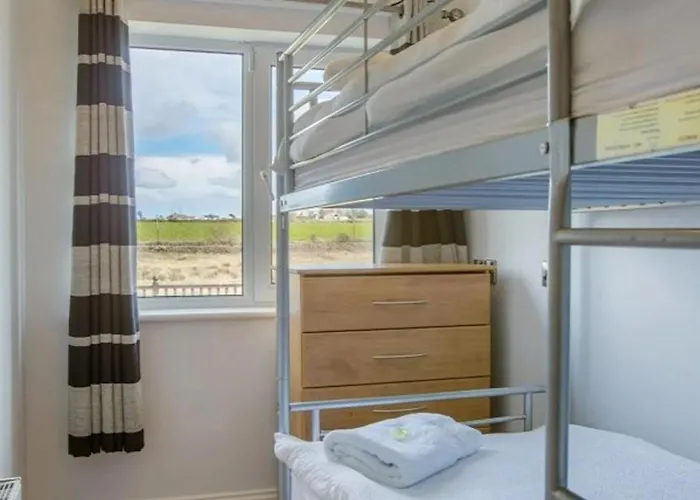 - 5 Bed - Sleeps 10 - Parking Villa Waterford