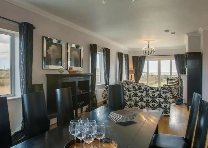 Villa - 5 Bed - Sleeps 10 - Parking Waterford