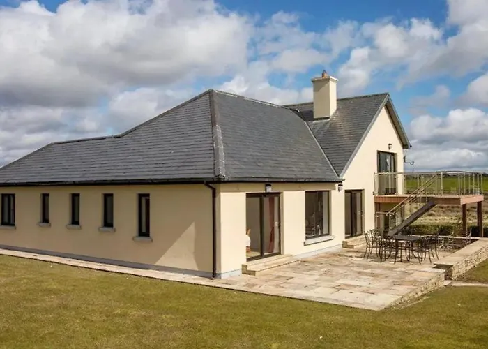 - 5 Bed - Sleeps 10 - Parking *