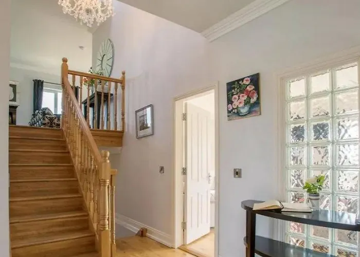 - 5 Bed - Sleeps 10 - Parking Villa Waterford