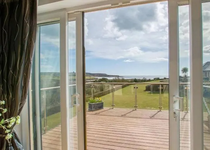 - 5 Bed - Sleeps 10 - Parking *