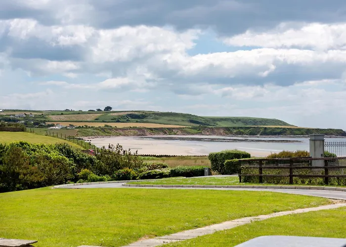 - 5 Bed - Sleeps 10 - Parking Villa Waterford