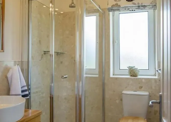 Villa - 5 Bed - Sleeps 10 - Parking *